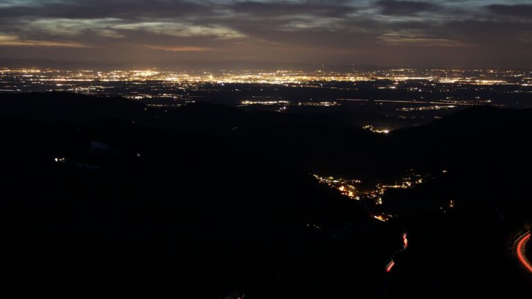 Dieses Bild zeigt eine Webcam-Aufnahme vom Achertal, aufgenommen am Donnerstag, den 15.01.2026 um 18:10 Uhr. Die Temperatur betrug 5.8°C.