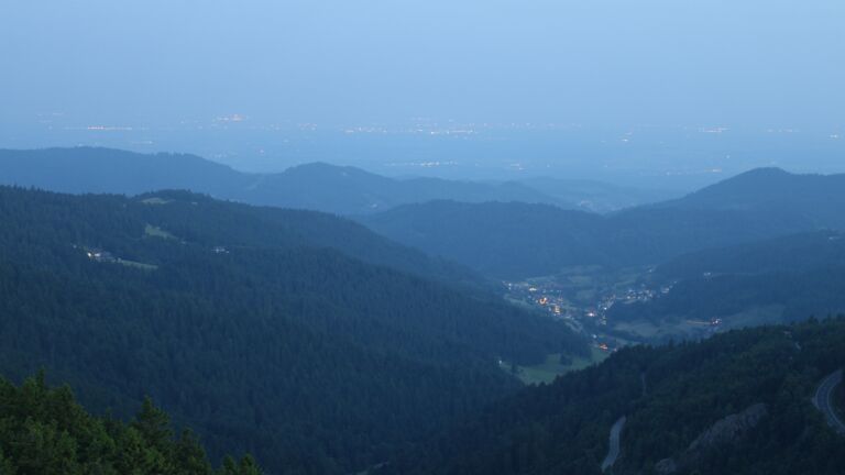 Dieses Bild zeigt eine Webcam-Aufnahme vom Achertal, aufgenommen am Freitag, den 13.06.2025 um 04:40 Uhr. Die Temperatur betrug 22°C.