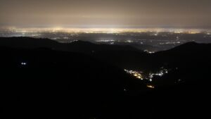 Dieses Bild zeigt eine Webcam-Aufnahme vom Achertal, aufgenommen am Freitag, den 06.03.2026 um 22:00 Uhr. Die Temperatur betrug 9.8°C.