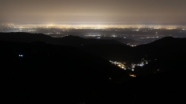 Dieses Bild zeigt eine Webcam-Aufnahme vom Achertal, aufgenommen am Freitag, den 06.03.2026 um 22:00 Uhr. Die Temperatur betrug 9.8°C.