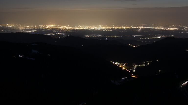 Dieses Bild zeigt eine Webcam-Aufnahme vom Achertal, aufgenommen am Donnerstag, den 02.04.2026 um 21:20 Uhr. Die Temperatur betrug 5.1°C.