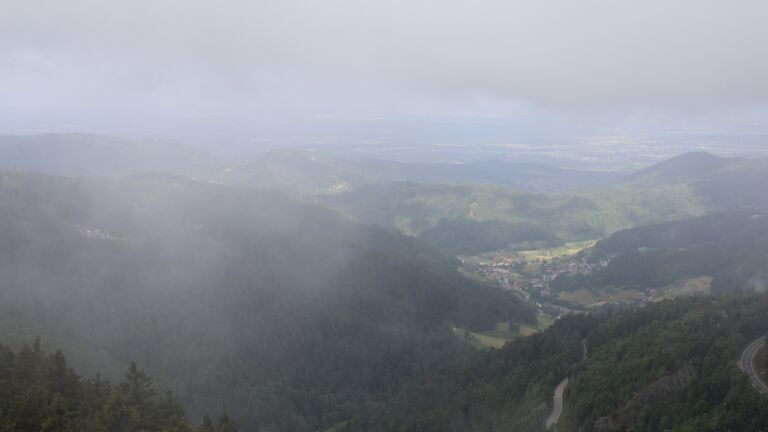 Dieses Bild zeigt eine Webcam-Aufnahme vom Achertal, aufgenommen am Montag, den 26.05.2025 um 10:10 Uhr. Die Temperatur betrug 6.6°C.