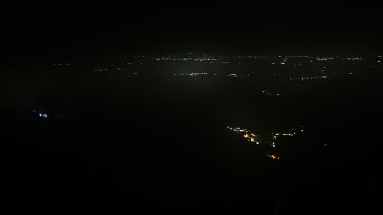 Dieses Bild zeigt eine Webcam-Aufnahme vom Achertal, aufgenommen am Dienstag, den 21.10.2025 um 02:00 Uhr. Die Temperatur betrug 8.2°C.