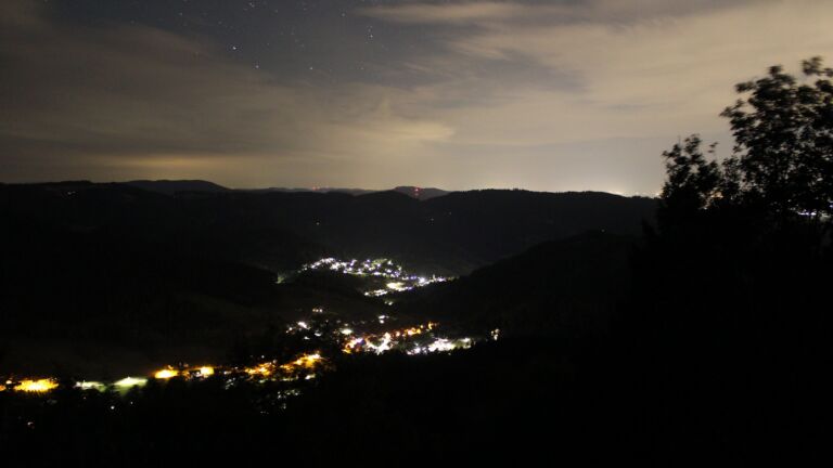 Dieses Bild zeigt eine Webcam-Aufnahme vom Achertal, aufgenommen am Donnerstag, den 20.08.2026 um 00:30 Uhr. Die Temperatur betrug 22.7°C.