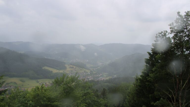 Dieses Bild zeigt eine Webcam-Aufnahme vom Achertal, aufgenommen am Montag, den 08.06.2026 um 17:40 Uhr. Die Temperatur betrug 15.9°C.