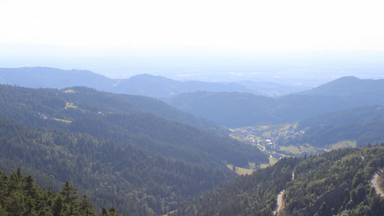 Dieses Bild zeigt eine Webcam-Aufnahme vom Achertal, aufgenommen am Samstag, den 12.07.2025 um 18:40 Uhr. Die Temperatur betrug 19.2°C.