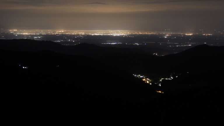 Dieses Bild zeigt eine Webcam-Aufnahme vom Achertal, aufgenommen am Mittwoch, den 21.05.2025 um 03:30 Uhr. Die Temperatur betrug 11.2°C.