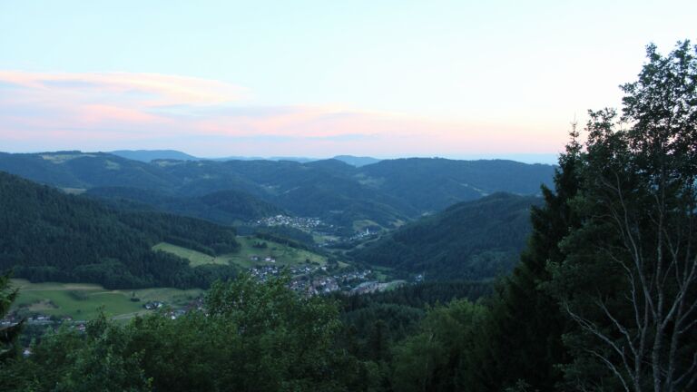 Dieses Bild zeigt eine Webcam-Aufnahme vom Achertal, aufgenommen am Freitag, den 10.07.2026 um 21:30 Uhr. Die Temperatur betrug 24.4°C.