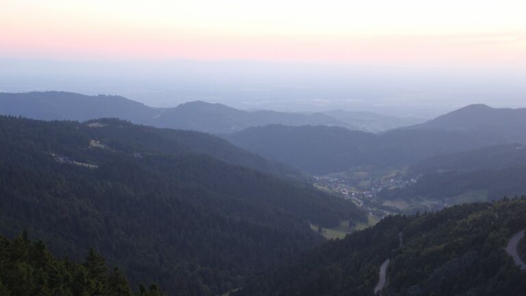 Dieses Bild zeigt eine Webcam-Aufnahme vom Achertal, aufgenommen am Dienstag, den 17.06.2025 um 21:50 Uhr. Die Temperatur betrug 16.6°C.
