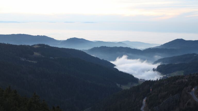 Dieses Bild zeigt eine Webcam-Aufnahme vom Achertal, aufgenommen am Sonntag, den 21.12.2025 um 16:50 Uhr. Die Temperatur betrug 4.9°C.