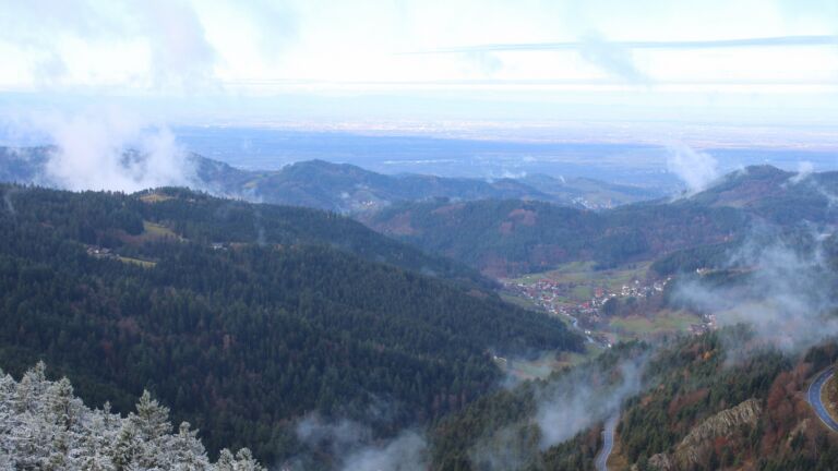 Dieses Bild zeigt eine Webcam-Aufnahme vom Achertal, aufgenommen am Montag, den 17.11.2025 um 10:50 Uhr. Die Temperatur betrug -1.7°C.