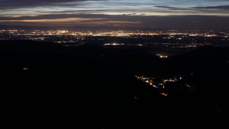 Dieses Bild zeigt eine Webcam-Aufnahme vom Achertal, aufgenommen am Donnerstag, den 13.11.2025 um 17:50 Uhr. Die Temperatur betrug 15.4°C.