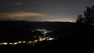 Dieses Bild zeigt eine Webcam-Aufnahme vom Achertal, aufgenommen am Freitag, den 16.10.2026 um 03:30 Uhr. Die Temperatur betrug 13.8°C.