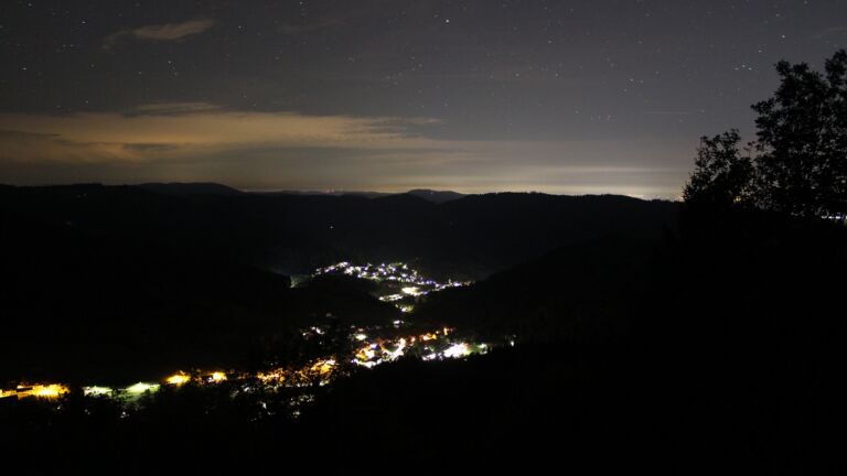 Dieses Bild zeigt eine Webcam-Aufnahme vom Achertal, aufgenommen am Freitag, den 16.10.2026 um 03:30 Uhr. Die Temperatur betrug 13.8°C.