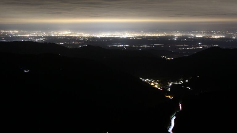 Dieses Bild zeigt eine Webcam-Aufnahme vom Achertal, aufgenommen am Donnerstag, den 16.10.2025 um 22:00 Uhr. Die Temperatur betrug 5.6°C.