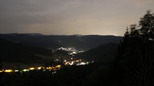 Dieses Bild zeigt eine Webcam-Aufnahme vom Achertal, aufgenommen am Dienstag, den 04.08.2026 um 00:30 Uhr. Die Temperatur betrug 28.1°C.
