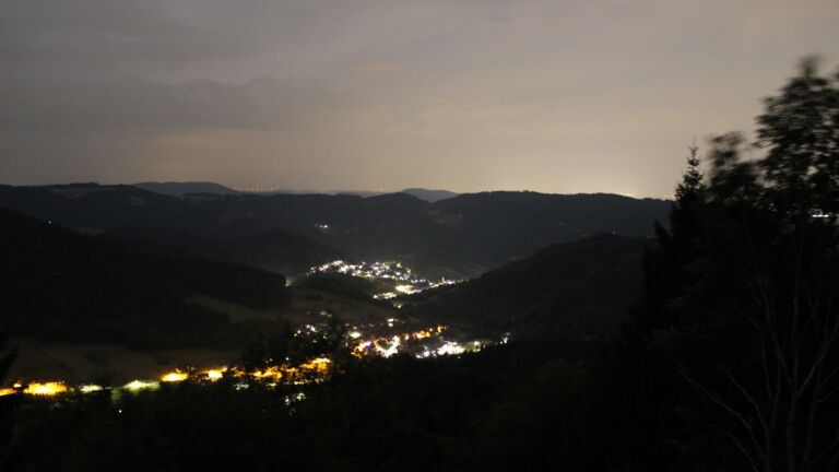 Dieses Bild zeigt eine Webcam-Aufnahme vom Achertal, aufgenommen am Dienstag, den 04.08.2026 um 00:30 Uhr. Die Temperatur betrug 28.1°C.