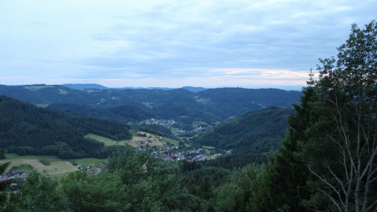 Dieses Bild zeigt eine Webcam-Aufnahme vom Achertal, aufgenommen am Mittwoch, den 03.06.2026 um 21:20 Uhr. Die Temperatur betrug 13.6°C.