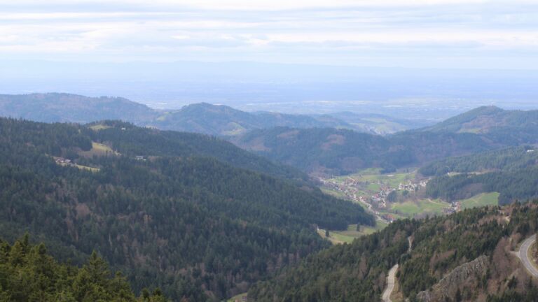 Dieses Bild zeigt eine Webcam-Aufnahme vom Achertal, aufgenommen am Freitag, den 13.03.2026 um 14:00 Uhr. Die Temperatur betrug 7.6°C.