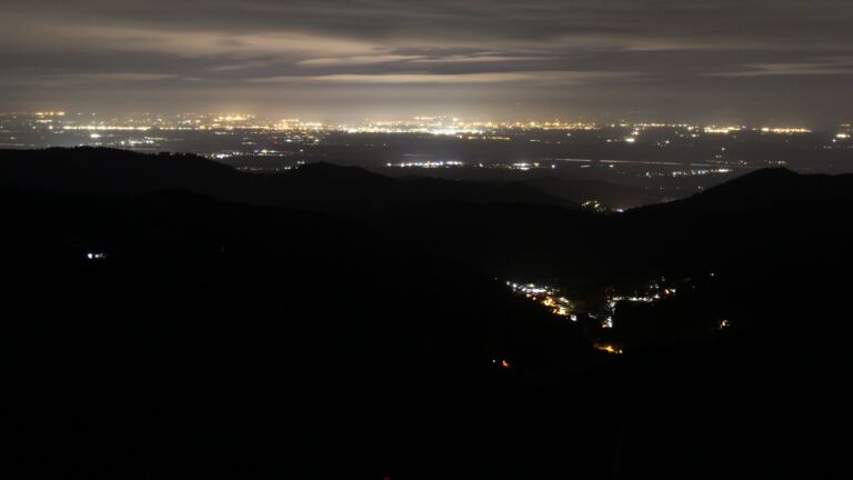 Dieses Bild zeigt eine Webcam-Aufnahme vom Achertal, aufgenommen am Samstag, den 20.12.2025 um 04:30 Uhr. Die Temperatur betrug 6.8°C.