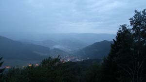 Dieses Bild zeigt eine Webcam-Aufnahme vom Achertal, aufgenommen am Freitag, den 17.07.2026 um 21:50 Uhr. Die Temperatur betrug 15.1°C.