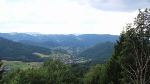 Dieses Bild zeigt eine Webcam-Aufnahme vom Achertal, aufgenommen am Mittwoch, den 01.07.2026 um 16:30 Uhr. Die Temperatur betrug 24.4°C.