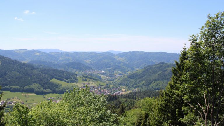 Dieses Bild zeigt eine Webcam-Aufnahme vom Achertal, aufgenommen am Freitag, den 22.05.2026 um 13:40 Uhr. Die Temperatur betrug 23.8°C.
