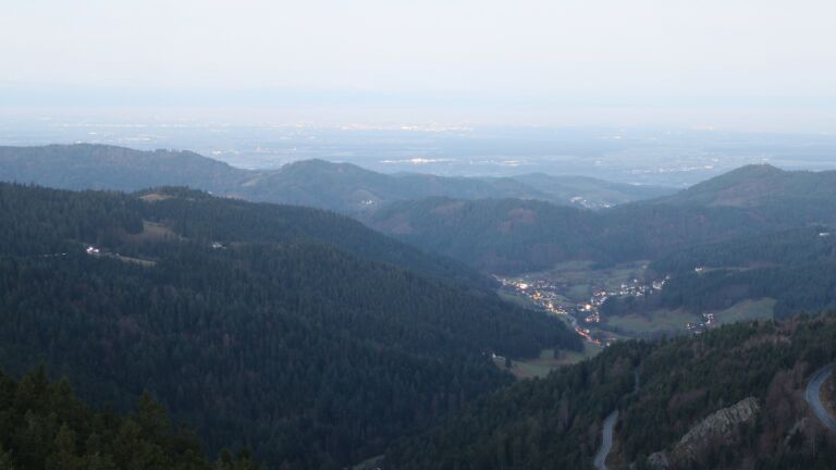 Dieses Bild zeigt eine Webcam-Aufnahme vom Achertal, aufgenommen am Donnerstag, den 18.12.2025 um 07:40 Uhr. Die Temperatur betrug 5.2°C.