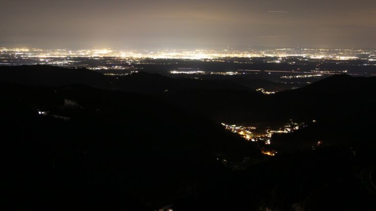 Dieses Bild zeigt eine Webcam-Aufnahme vom Achertal, aufgenommen am Donnerstag, den 15.01.2026 um 20:30 Uhr. Die Temperatur betrug 5.1°C.