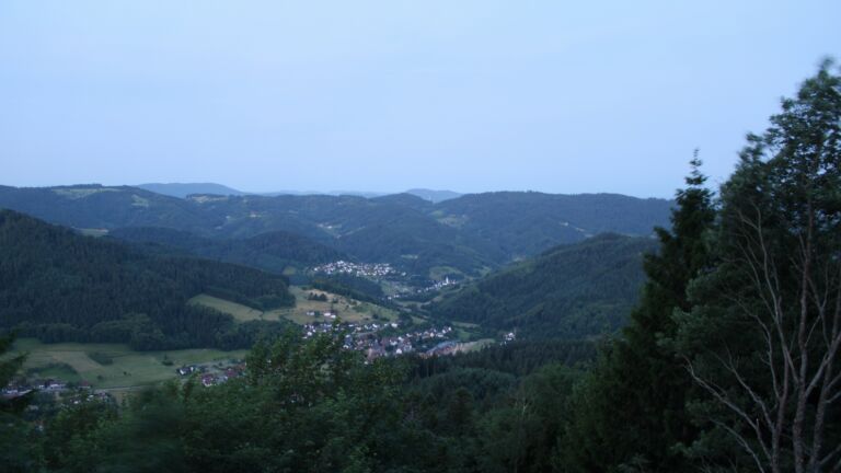 Dieses Bild zeigt eine Webcam-Aufnahme vom Achertal, aufgenommen am Montag, den 08.06.2026 um 05:00 Uhr. Die Temperatur betrug 15.6°C.