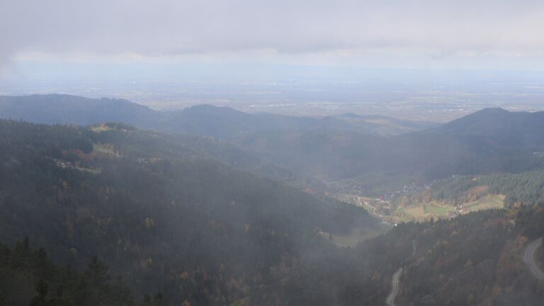 Dieses Bild zeigt eine Webcam-Aufnahme vom Achertal, aufgenommen am Donnerstag, den 30.10.2025 um 12:10 Uhr. Die Temperatur betrug 4.9°C.