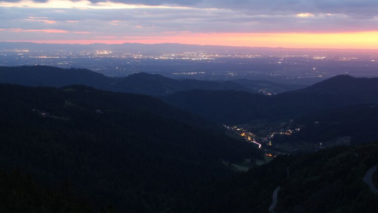 Dieses Bild zeigt eine Webcam-Aufnahme vom Achertal, aufgenommen am Freitag, den 16.05.2025 um 21:50 Uhr. Die Temperatur betrug 9.1°C.