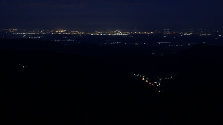 Dieses Bild zeigt eine Webcam-Aufnahme vom Achertal, aufgenommen am Samstag, den 18.04.2026 um 05:30 Uhr. Die Temperatur betrug 12.1°C.