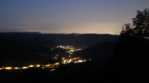 Dieses Bild zeigt eine Webcam-Aufnahme vom Achertal, aufgenommen am Montag, den 20.07.2026 um 04:10 Uhr. Die Temperatur betrug 13.3°C.