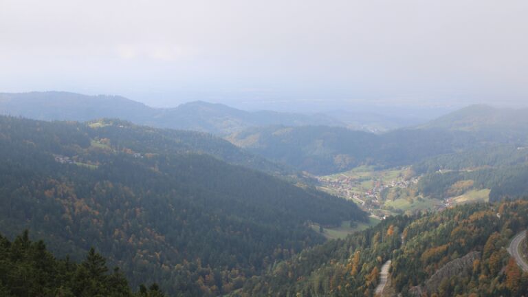 Dieses Bild zeigt eine Webcam-Aufnahme vom Achertal, aufgenommen am Montag, den 13.10.2025 um 14:00 Uhr. Die Temperatur betrug 7.7°C.