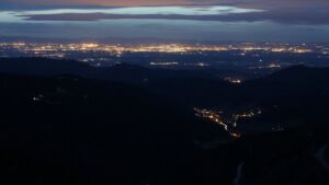 Dieses Bild zeigt eine Webcam-Aufnahme vom Achertal, aufgenommen am Freitag, den 13.03.2026 um 19:10 Uhr. Die Temperatur betrug 7.3°C.