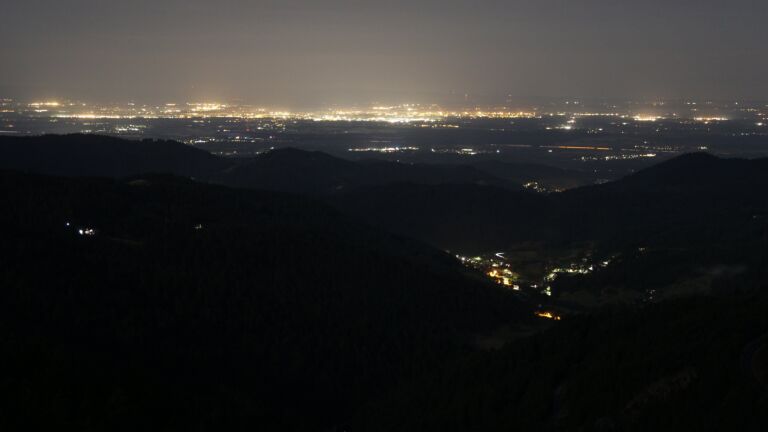 Dieses Bild zeigt eine Webcam-Aufnahme vom Achertal, aufgenommen am Dienstag, den 15.07.2025 um 01:30 Uhr. Die Temperatur betrug 16°C.