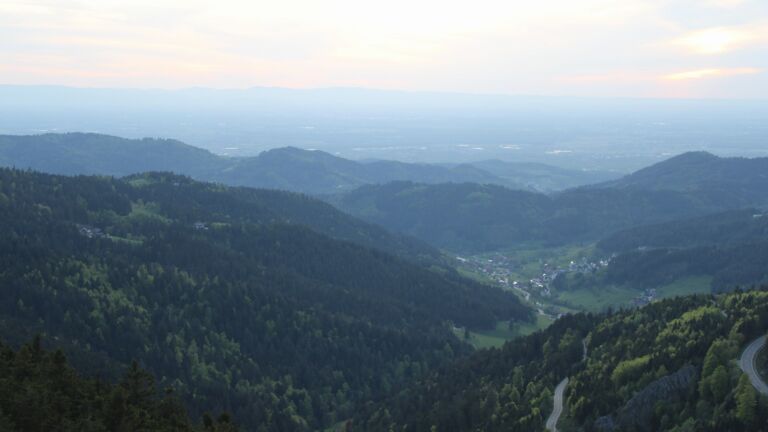 Dieses Bild zeigt eine Webcam-Aufnahme vom Achertal, aufgenommen am Montag, den 27.04.2026 um 20:20 Uhr. Die Temperatur betrug 11.4°C.