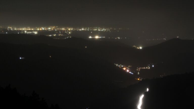 Dieses Bild zeigt eine Webcam-Aufnahme vom Achertal, aufgenommen am Mittwoch, den 19.11.2025 um 19:00 Uhr. Die Temperatur betrug -1.8°C.