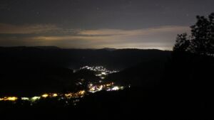 Dieses Bild zeigt eine Webcam-Aufnahme vom Achertal, aufgenommen am Freitag, den 16.10.2026 um 04:30 Uhr. Die Temperatur betrug 13.4°C.