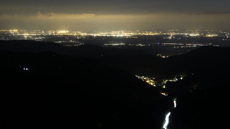 Dieses Bild zeigt eine Webcam-Aufnahme vom Achertal, aufgenommen am Freitag, den 08.05.2026 um 22:40 Uhr. Die Temperatur betrug 8.6°C.