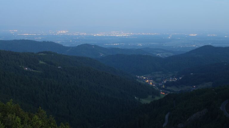 Dieses Bild zeigt eine Webcam-Aufnahme vom Achertal, aufgenommen am Samstag, den 31.05.2025 um 04:40 Uhr. Die Temperatur betrug 18.5°C.