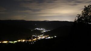 Dieses Bild zeigt eine Webcam-Aufnahme vom Achertal, aufgenommen am Dienstag, den 12.05.2026 um 23:30 Uhr. Die Temperatur betrug 3.8°C.