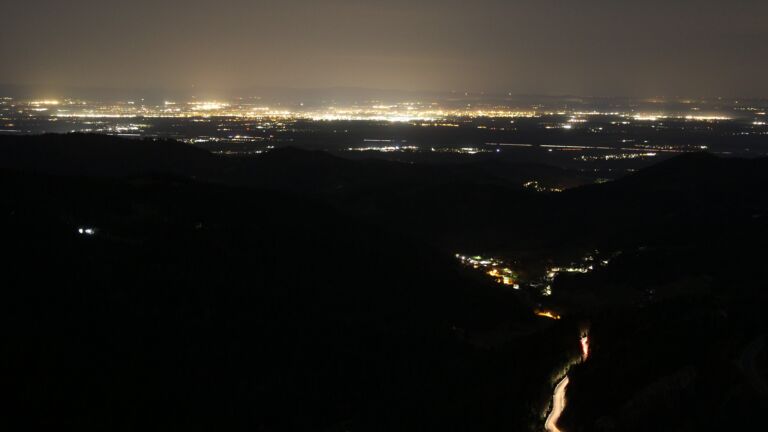 Dieses Bild zeigt eine Webcam-Aufnahme vom Achertal, aufgenommen am Donnerstag, den 13.11.2025 um 04:00 Uhr. Die Temperatur betrug 14.7°C.