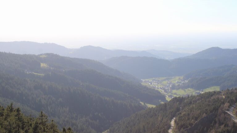 Dieses Bild zeigt eine Webcam-Aufnahme vom Achertal, aufgenommen am Dienstag, den 07.04.2026 um 18:10 Uhr. Die Temperatur betrug 15.6°C.