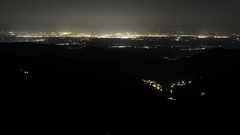 Dieses Bild zeigt eine Webcam-Aufnahme vom Achertal, aufgenommen am Samstag, den 20.09.2025 um 03:30 Uhr. Die Temperatur betrug 19.9°C.