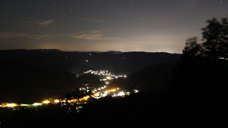 Dieses Bild zeigt eine Webcam-Aufnahme vom Achertal, aufgenommen am Samstag, den 03.10.2026 um 23:30 Uhr. Die Temperatur betrug 15.8°C.
