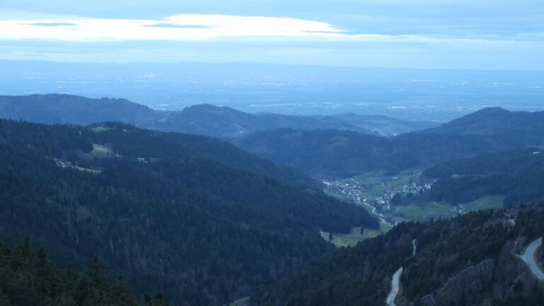 Dieses Bild zeigt eine Webcam-Aufnahme vom Achertal, aufgenommen am Freitag, den 13.03.2026 um 18:40 Uhr. Die Temperatur betrug 7.4°C.