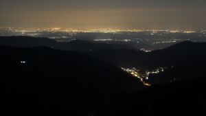 Dieses Bild zeigt eine Webcam-Aufnahme vom Achertal, aufgenommen am Sonntag, den 22.03.2026 um 21:00 Uhr. Die Temperatur betrug 5.2°C.