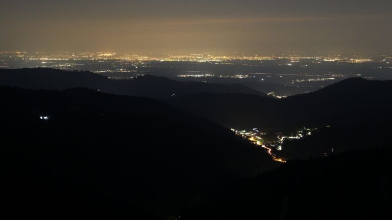Dieses Bild zeigt eine Webcam-Aufnahme vom Achertal, aufgenommen am Sonntag, den 22.03.2026 um 21:00 Uhr. Die Temperatur betrug 5.2°C.